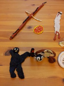 Figurer laget i plastellina av besøkende på Egersund Fayancemuseum
